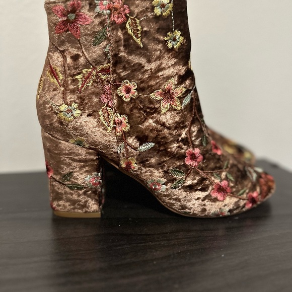 Boston Design Studio Rose gold floral boots 8.5 - Picture 3 of 3